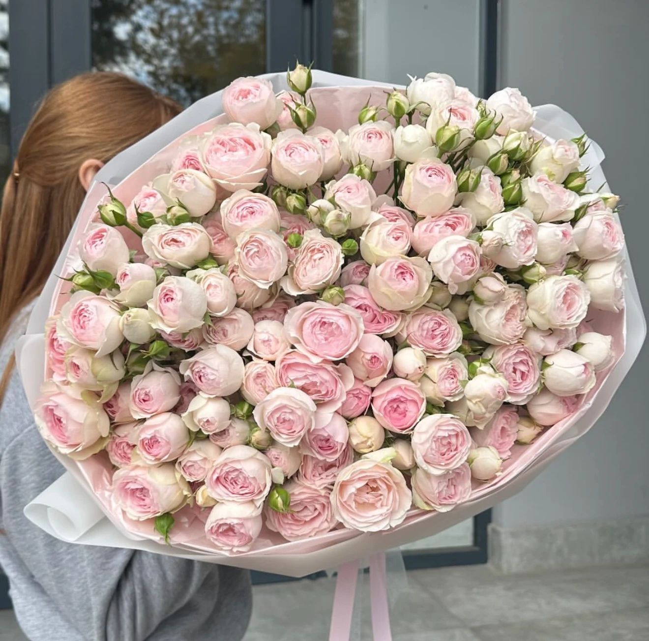 Нежный букет из кустовых роз (роза дидикейшн)