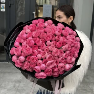 Букет из розовых кустовых роз